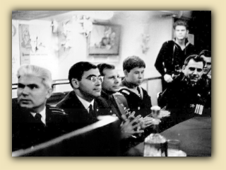 27. Гагарин Ю.А. во время посещения ракетного крейсера.jpg